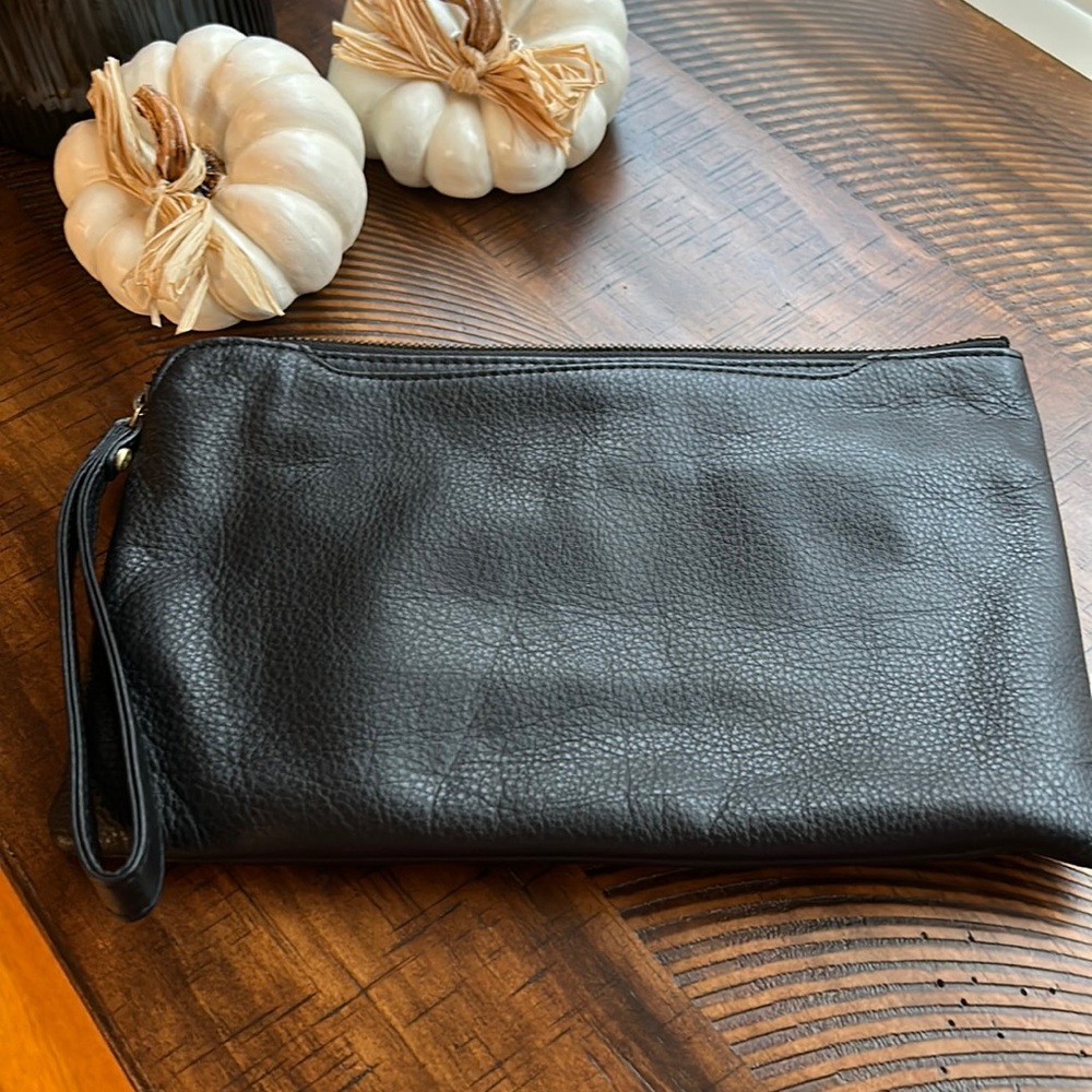 NWT HOBO PEBBLED BLACK CLUTCH